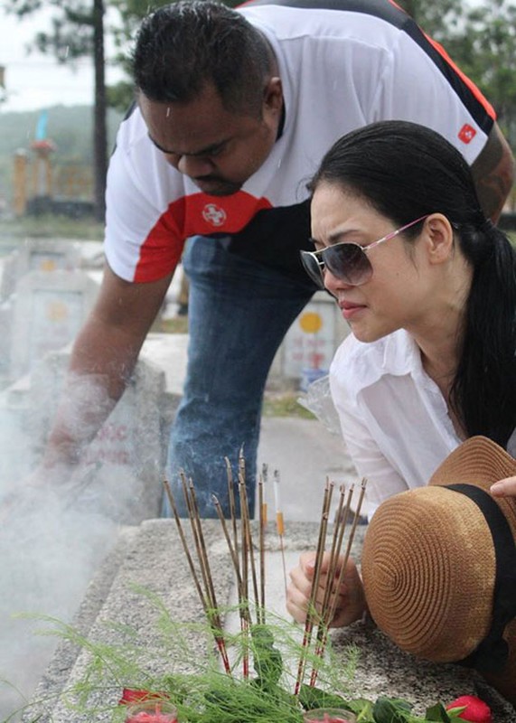 Thu Phuong cung hoc tro doi mua vieng nghia trang liet si-Hinh-7